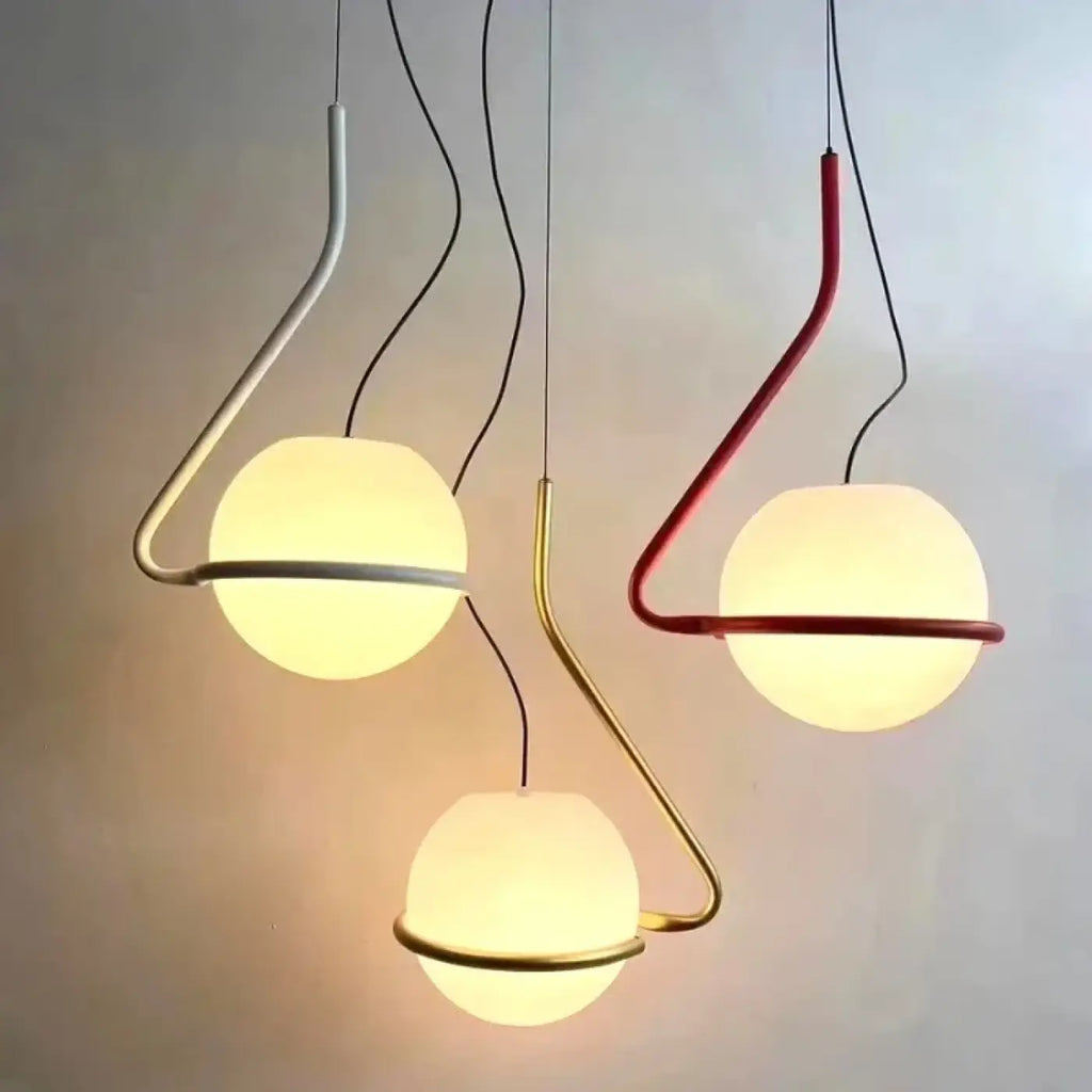 Suspension globe opalin à bras asymétrique, trois coloris