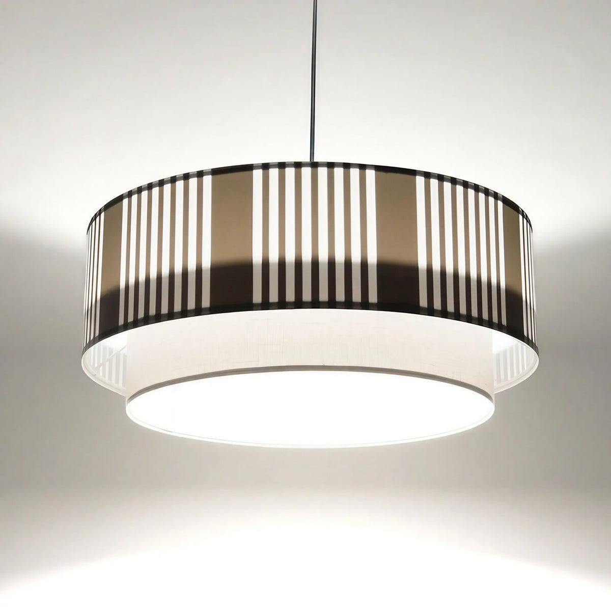 Suspension grise au design sobre, trois tailles S, M et L