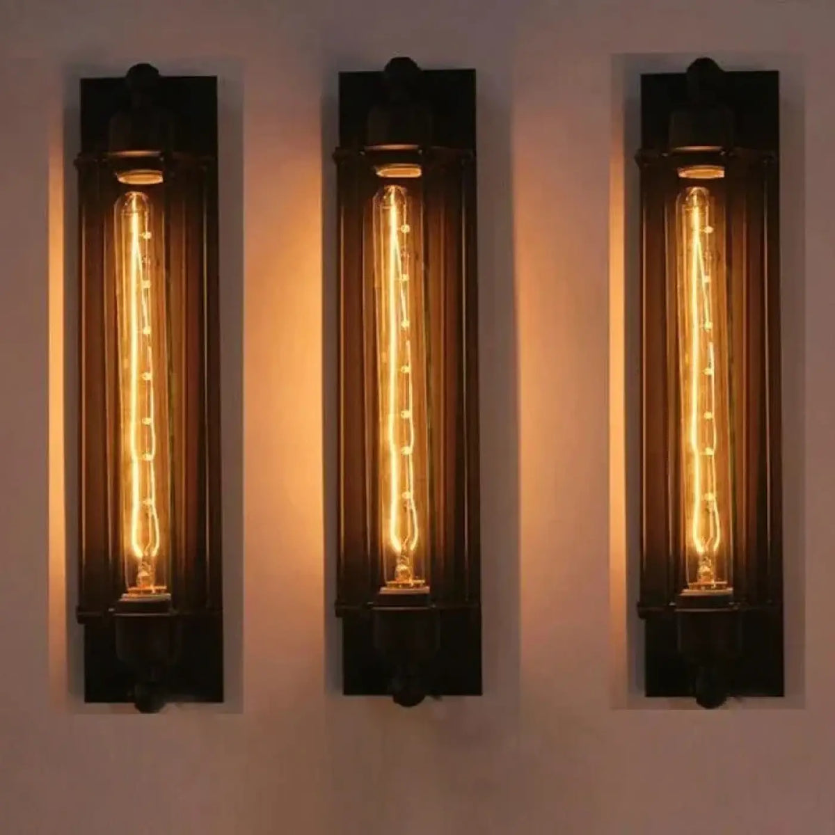 Luminaire industriel en métal noir mat, style rétro