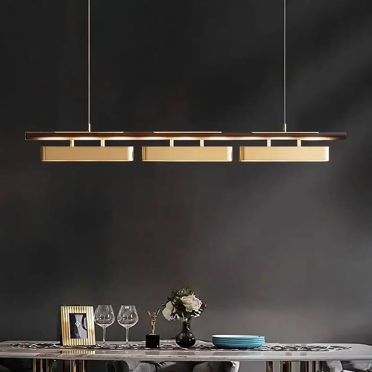 Suspension de cuisine linéaire à trois plaques dorées