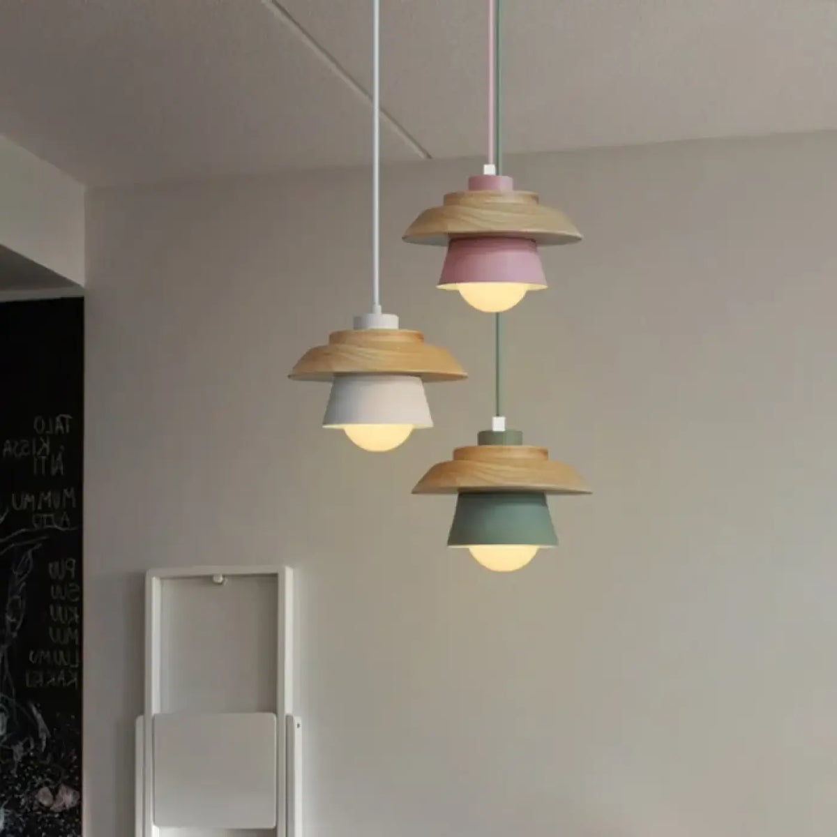 Suspension macaron en bois et aluminium, cinq coloris, blanc