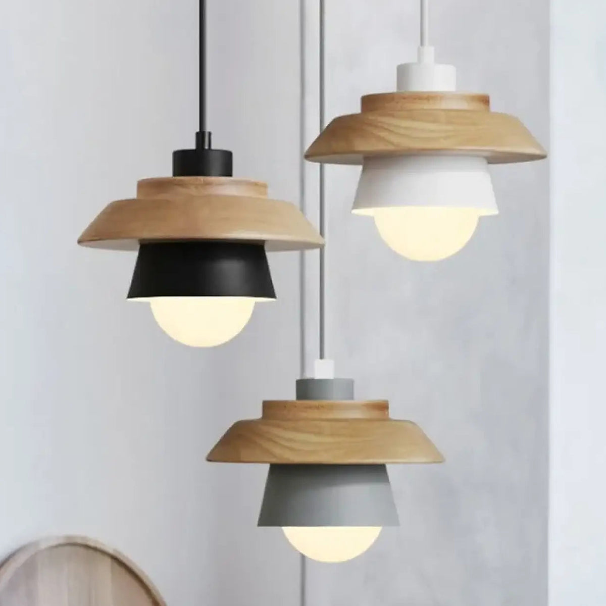 Suspension macaron en bois et aluminium, cinq coloris