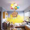 Suspension maison volante portée par des ballons