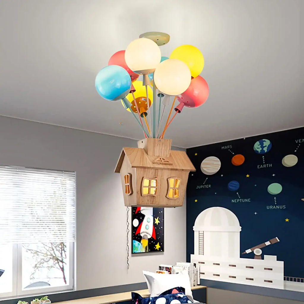 Suspension maison volante portée par des ballons