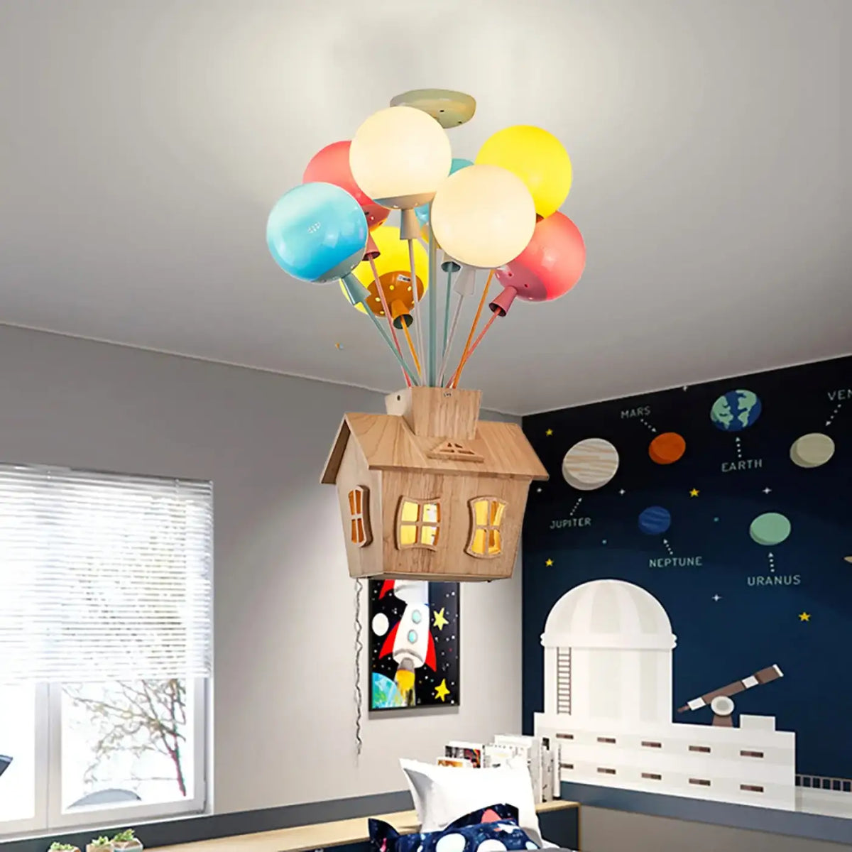 Suspension maison volante portée par des ballons