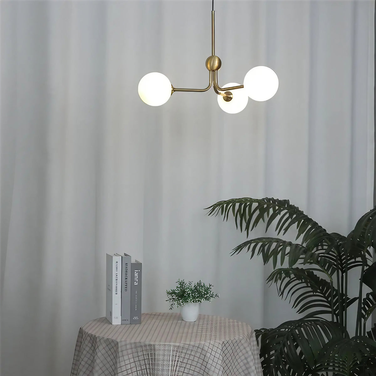 Suspension minimaliste à trois globes lumineux