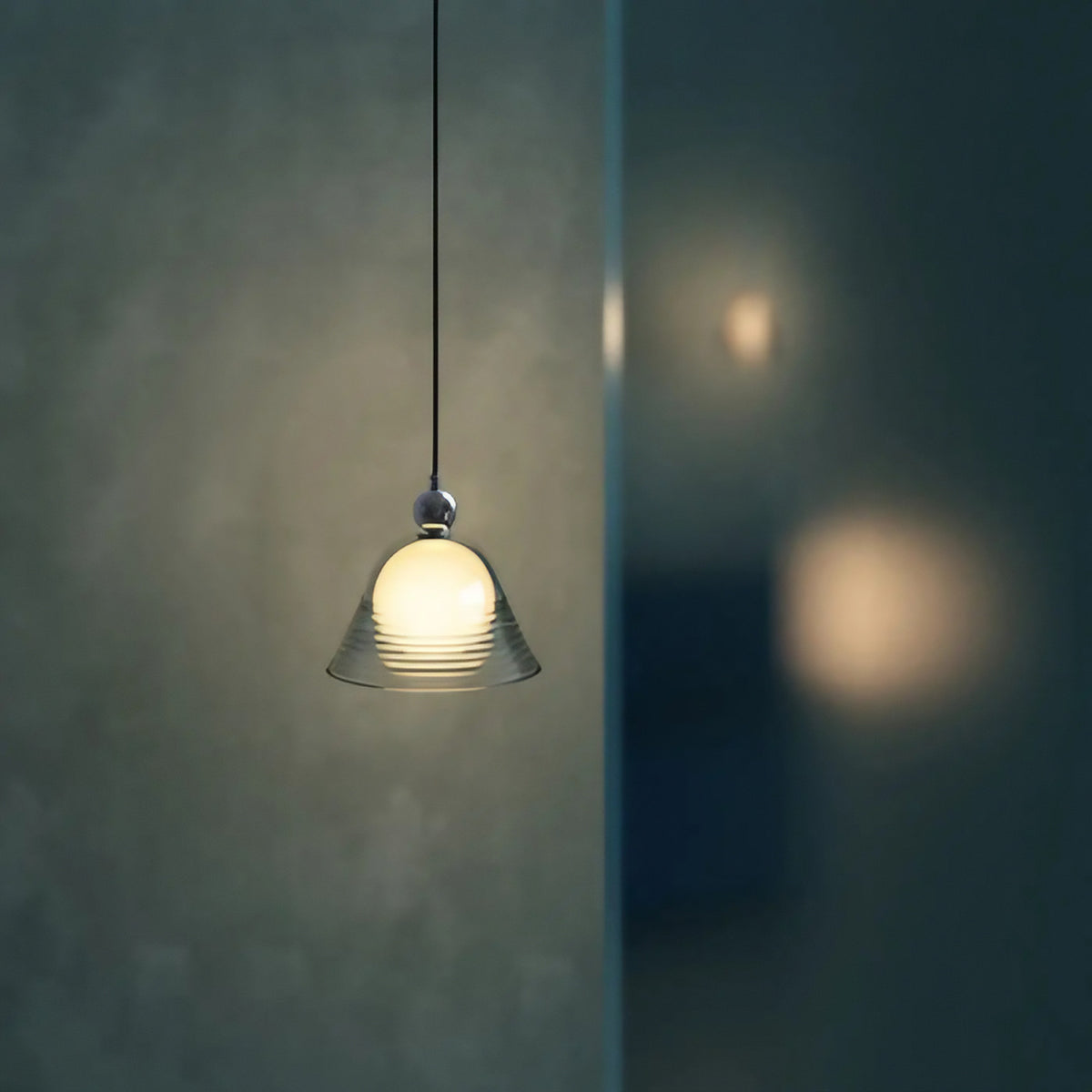 Suspension minimaliste en verre transparent, blanc chaud