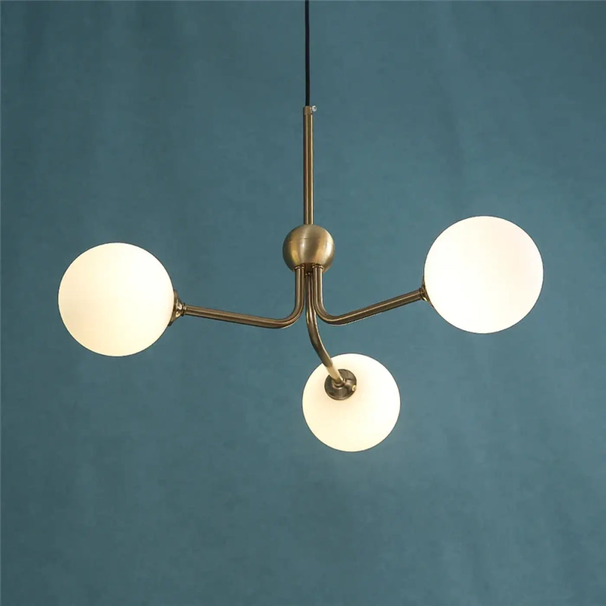 Suspension minimaliste à trois globes lumineux