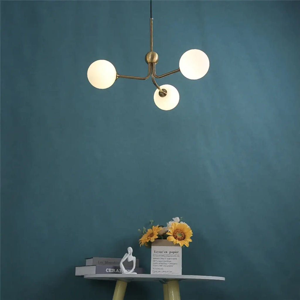 Suspension minimaliste à trois globes lumineux