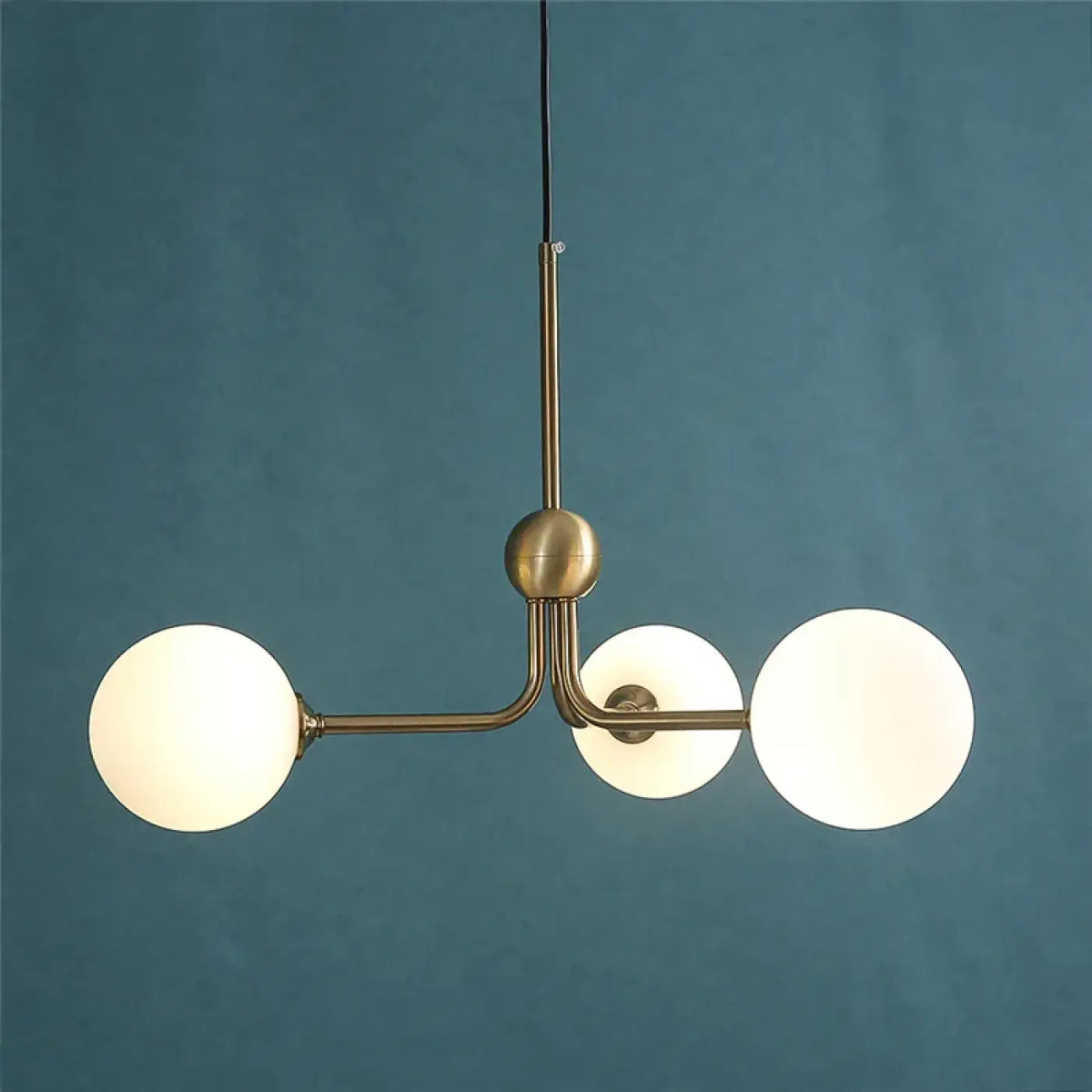 Suspension minimaliste à trois globes lumineux