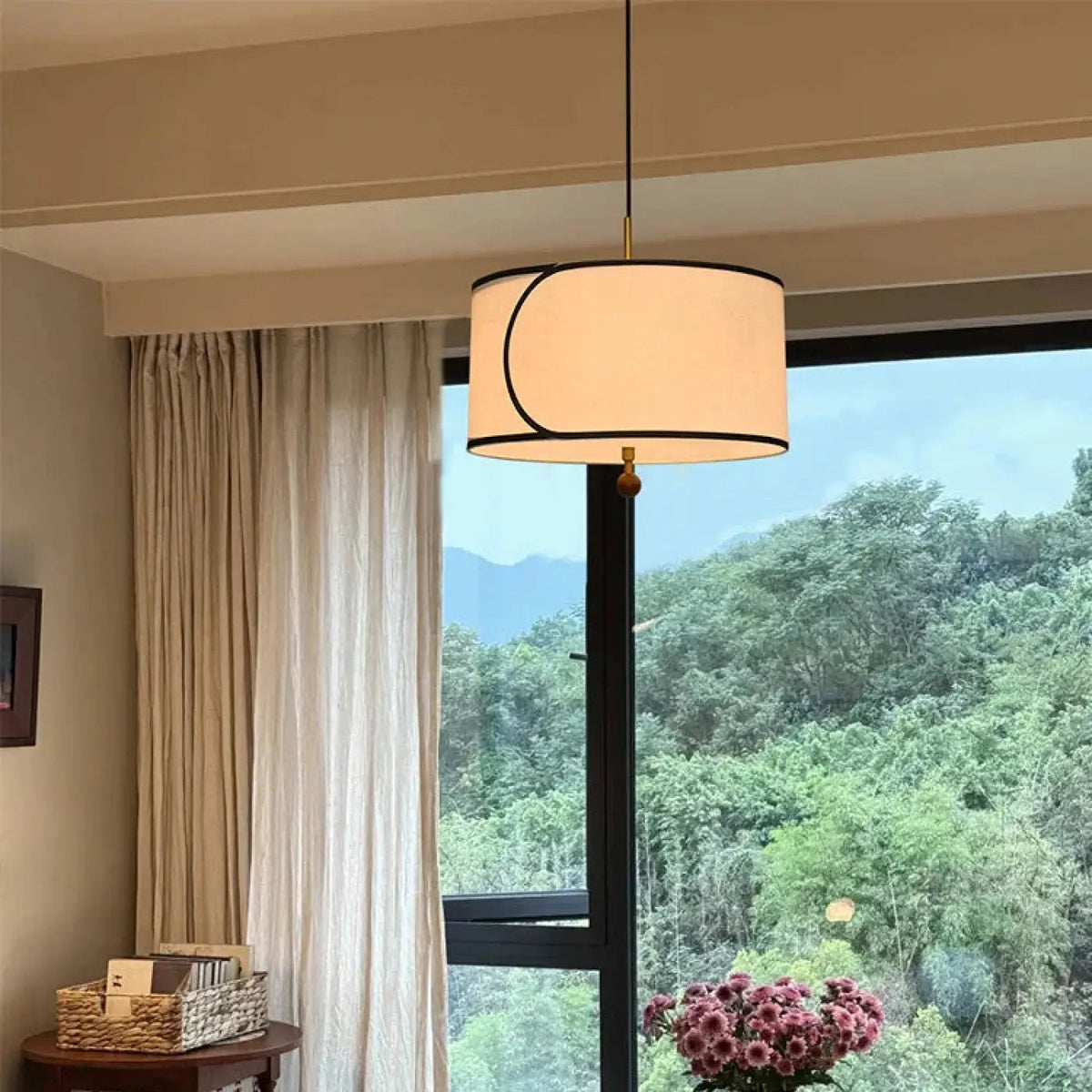 Suspension moderne à abat-jour en tissu beige et métal doré