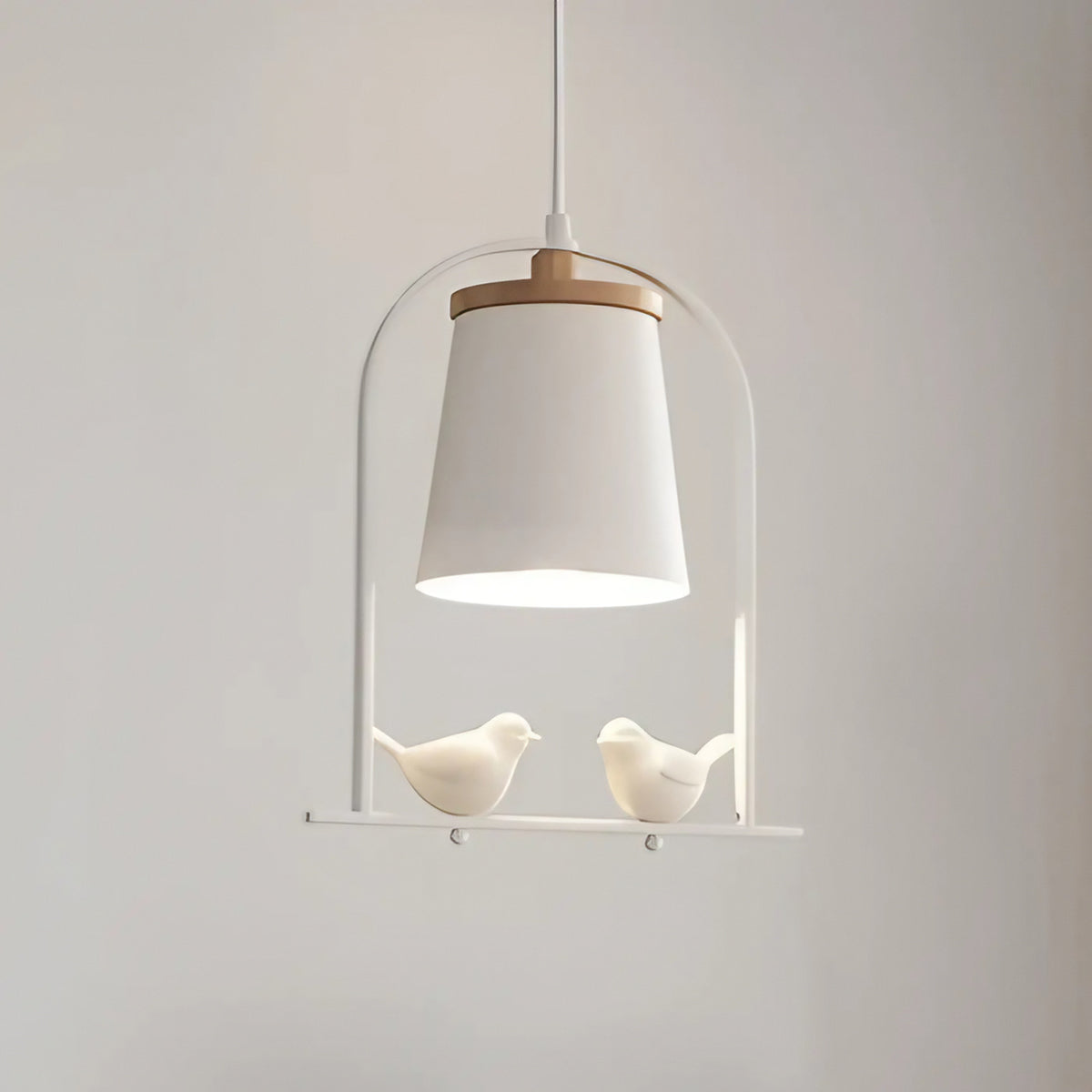 Suspension moderne ornée d'oiseaux, design aérien