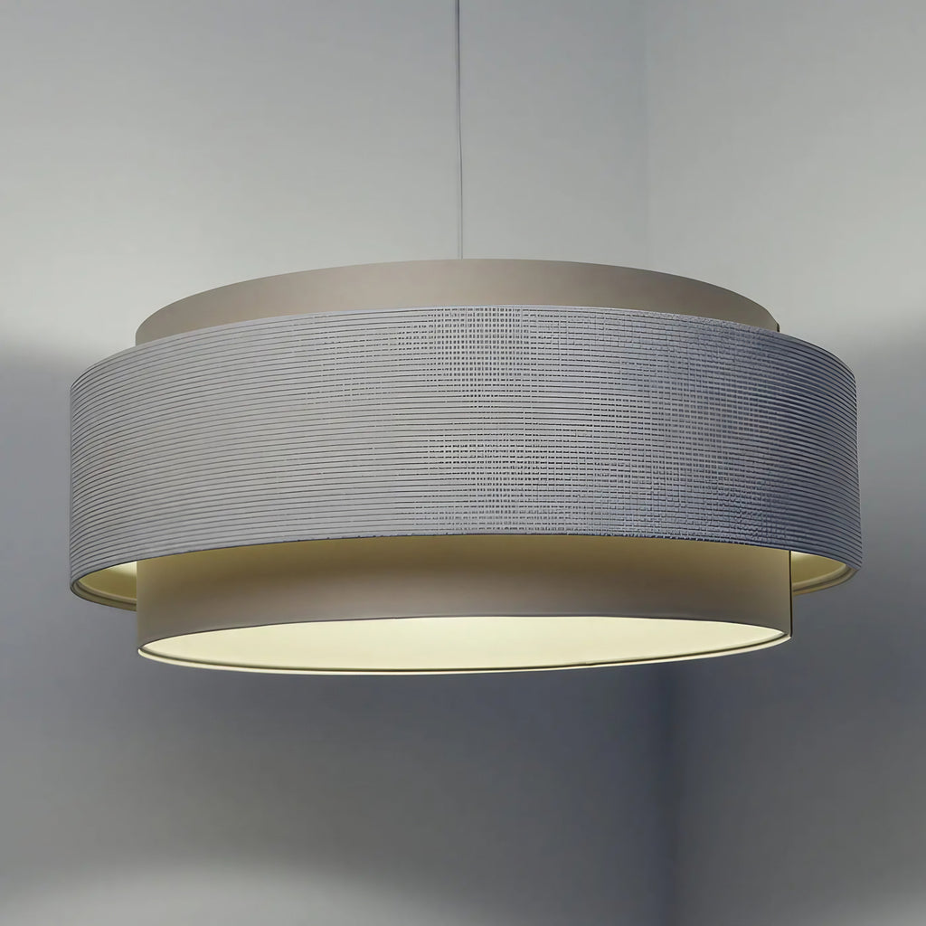 Suspension en tissu crème, lumière douce et ligne moderne