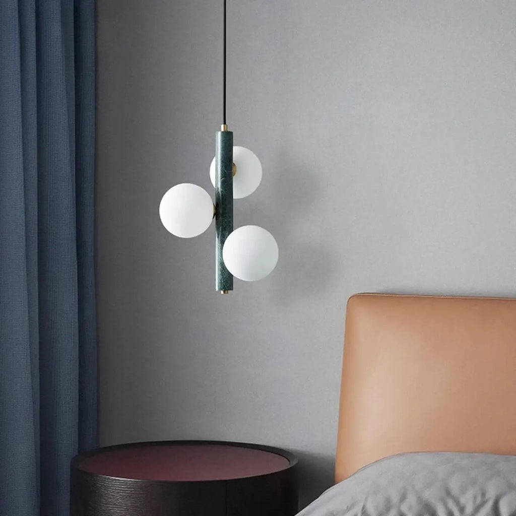 Suspension à globes opalins, blanc, doré ou vert