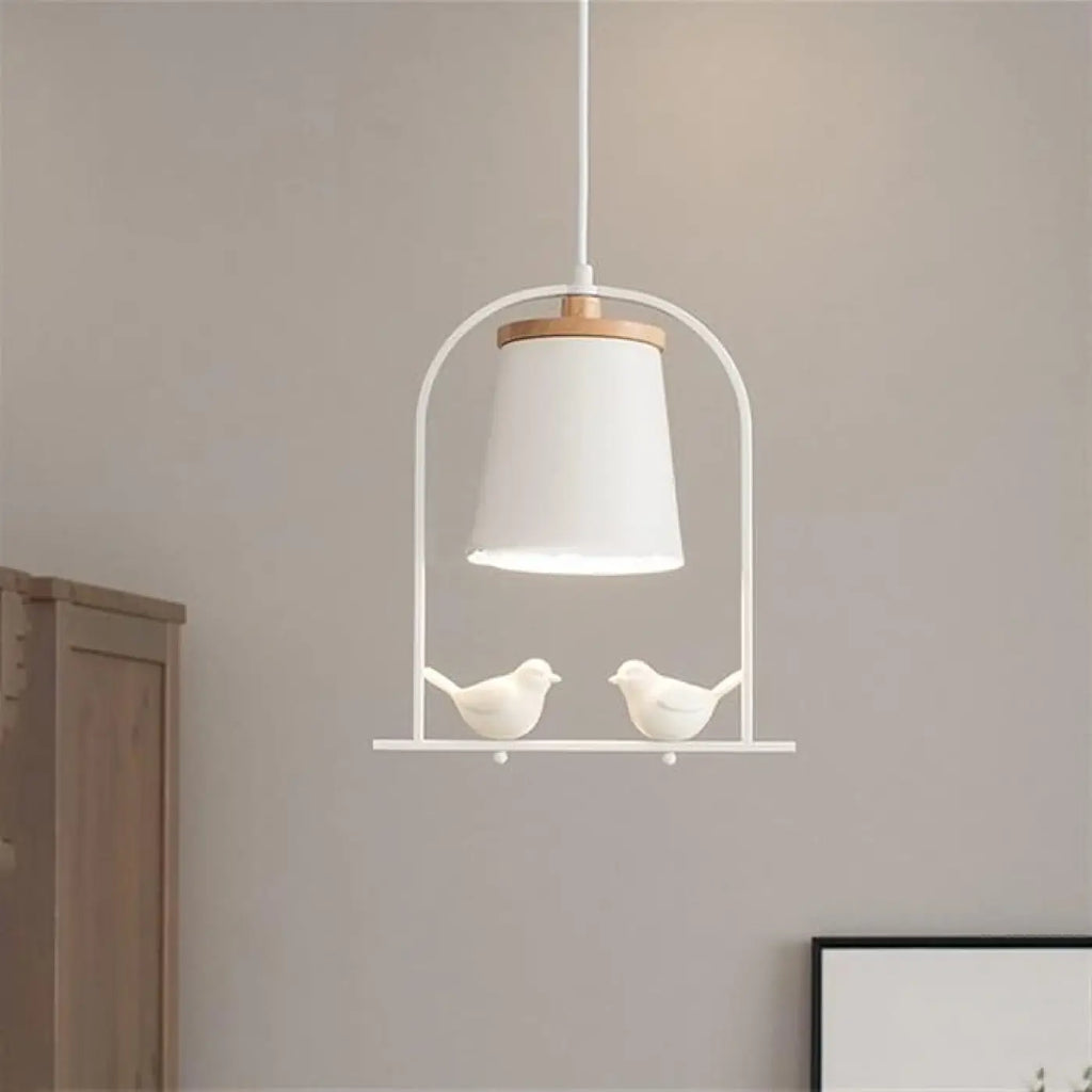 Suspension moderne ornée d'oiseaux, design aérien