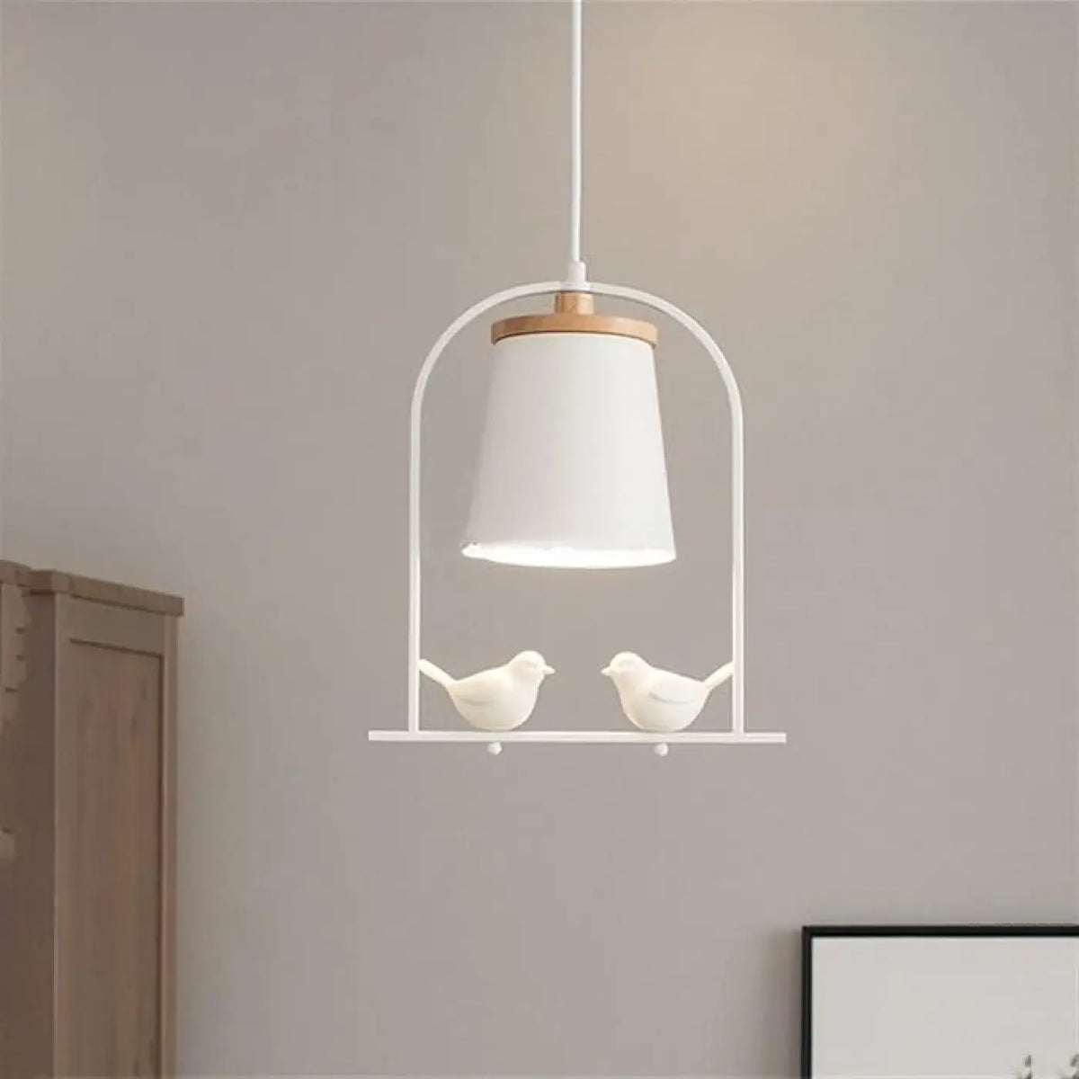 Suspension moderne ornée d'oiseaux, design aérien