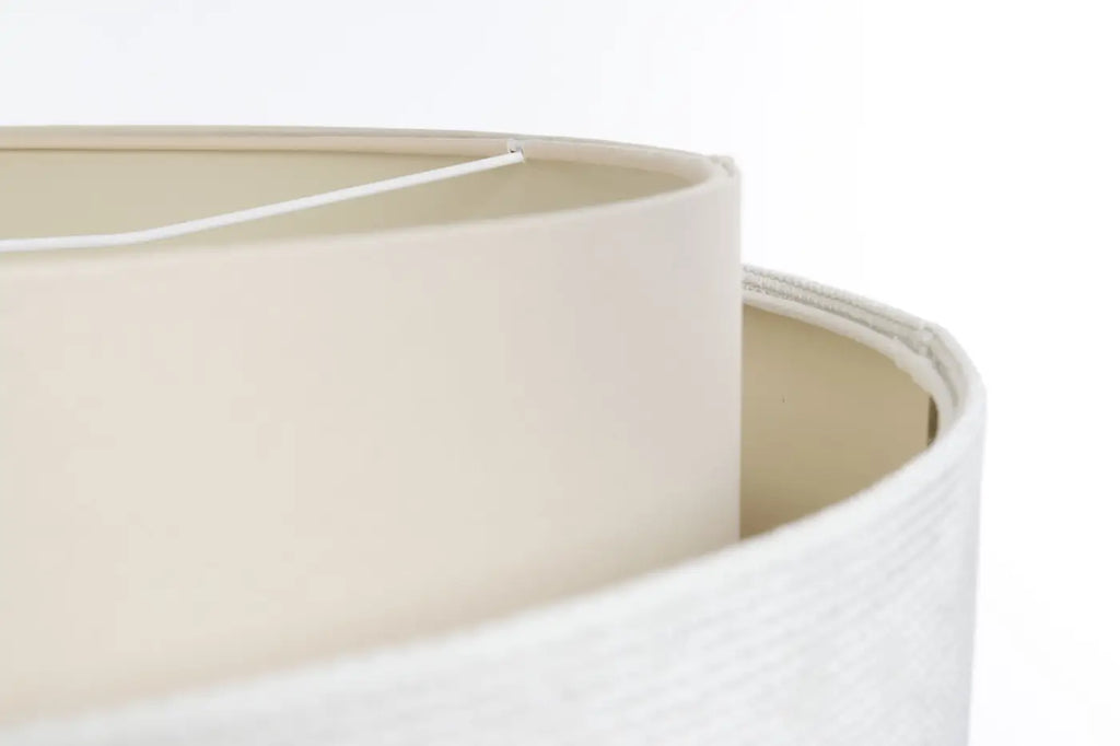 Suspension en tissu crème, lumière douce et ligne moderne