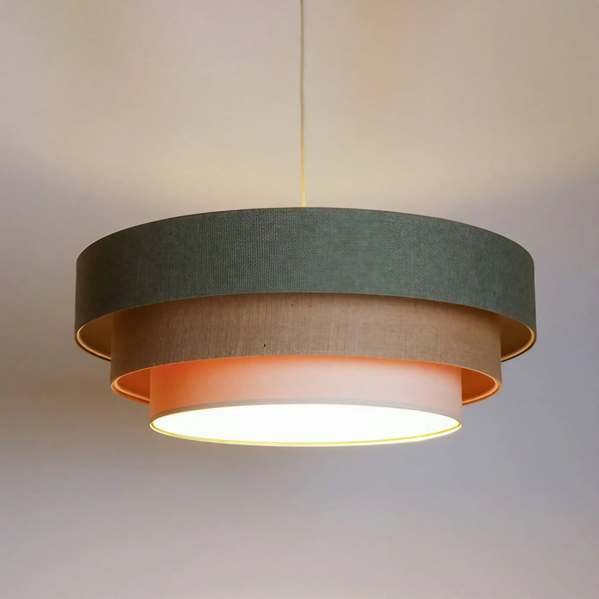 Suspension luminaire vert gris, crème et beige, style moderne