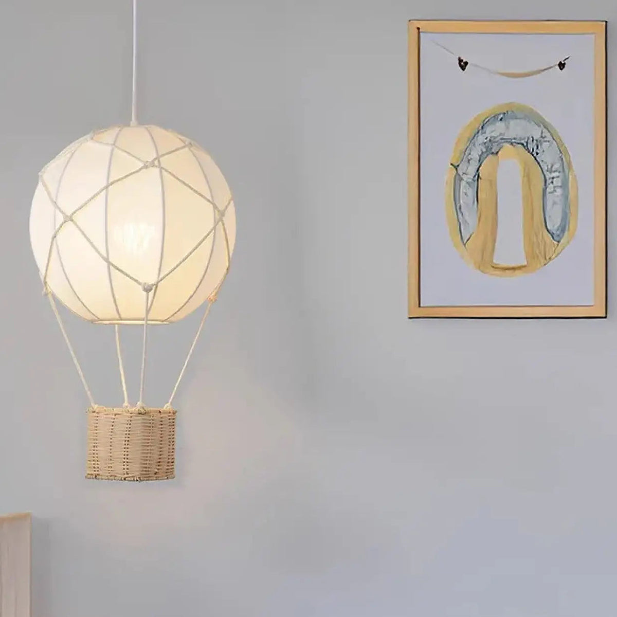 Suspension montgolfière avec nacelle en rotin, tailles S ou M