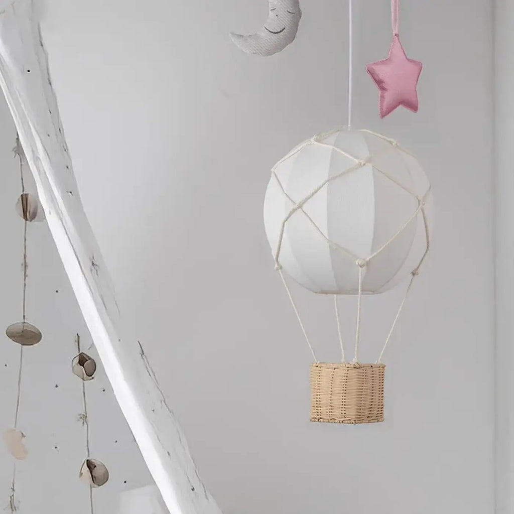 Suspension montgolfière avec nacelle en rotin, tailles S ou M