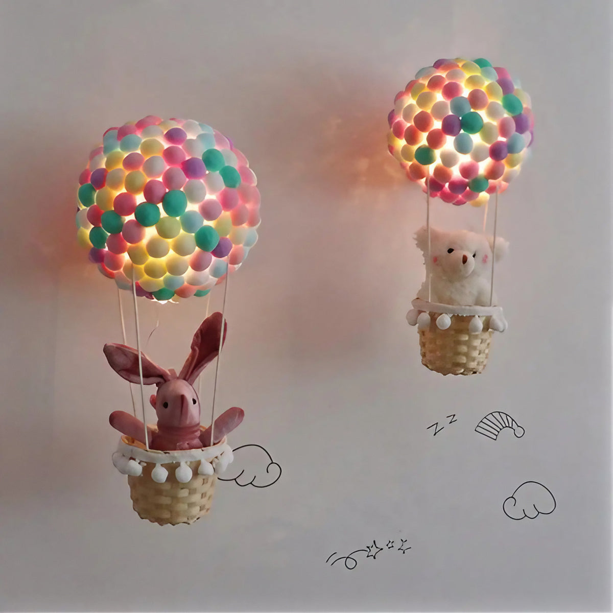 Suspension montgolfière pastel à pompons, ours ou lapin