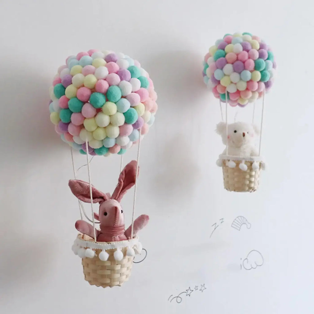 Suspension montgolfière pastel à pompons, ours ou lapin