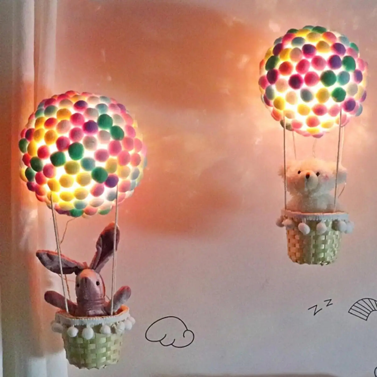 Suspension montgolfière pastel à pompons, ours ou lapin