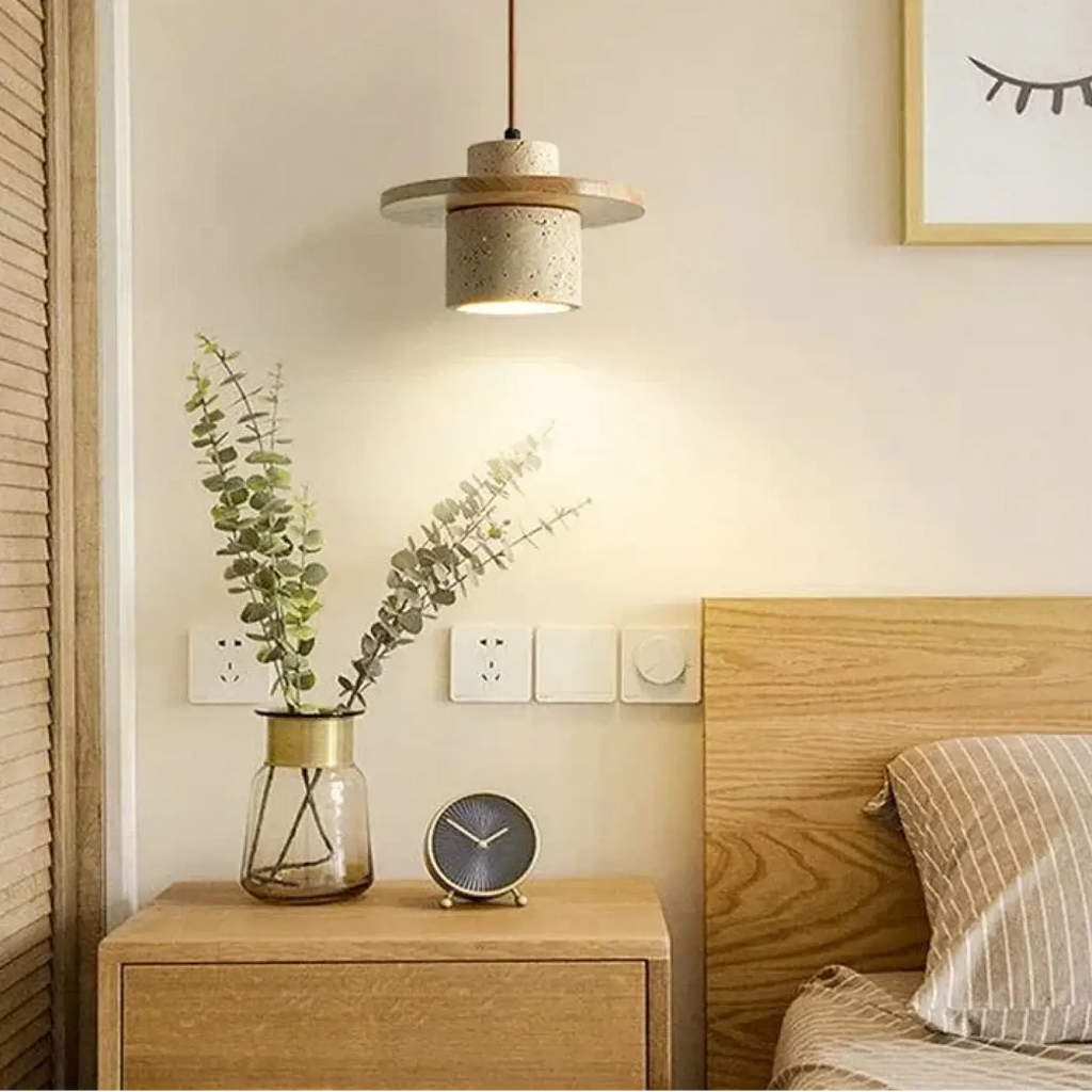 Suspension en pierre texturée et bois, beige ou marron