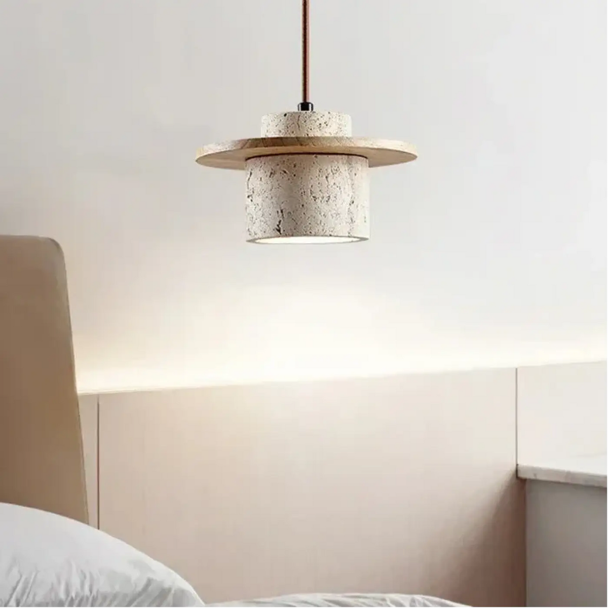 Suspension en pierre texturée et bois, beige ou marron, beige