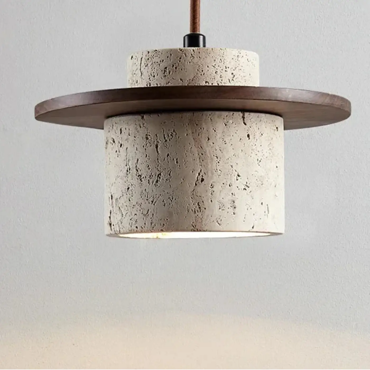 Suspension en pierre texturée et bois, beige ou marron