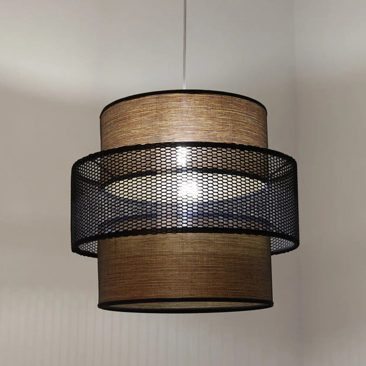Suspension double cylindre, tissu effet bois et maille noire ajourée