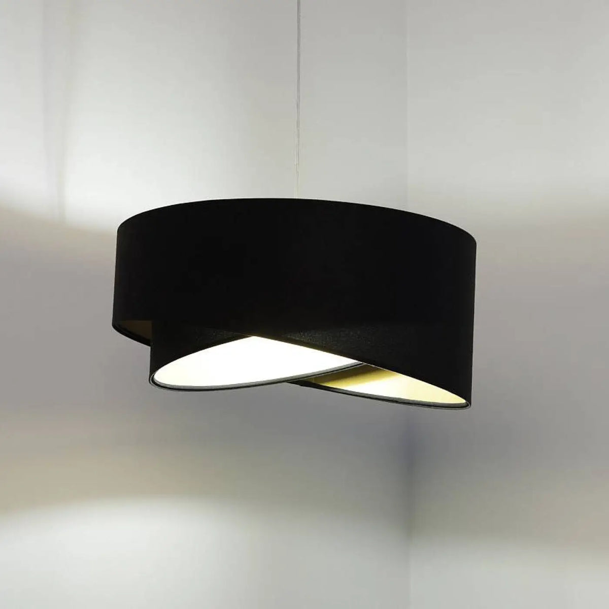 Suspension en velours noir, silhouette arrondie, tailles S et M