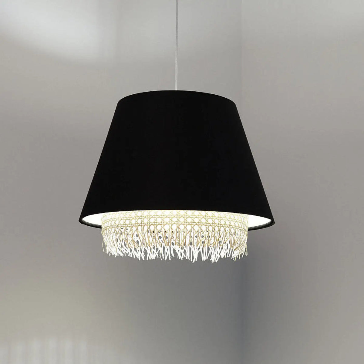 Suspension noire moderne avec abat-jour en rotin