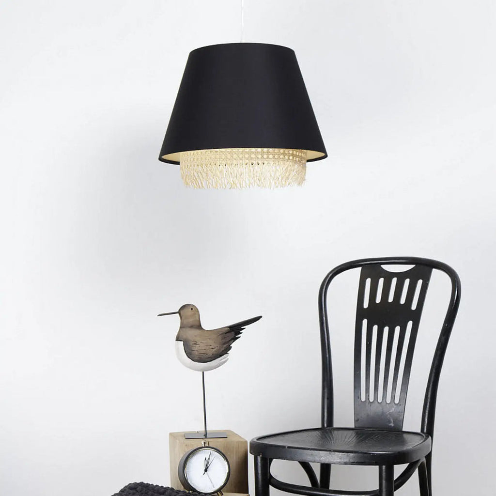 Suspension noire moderne avec abat-jour en rotin