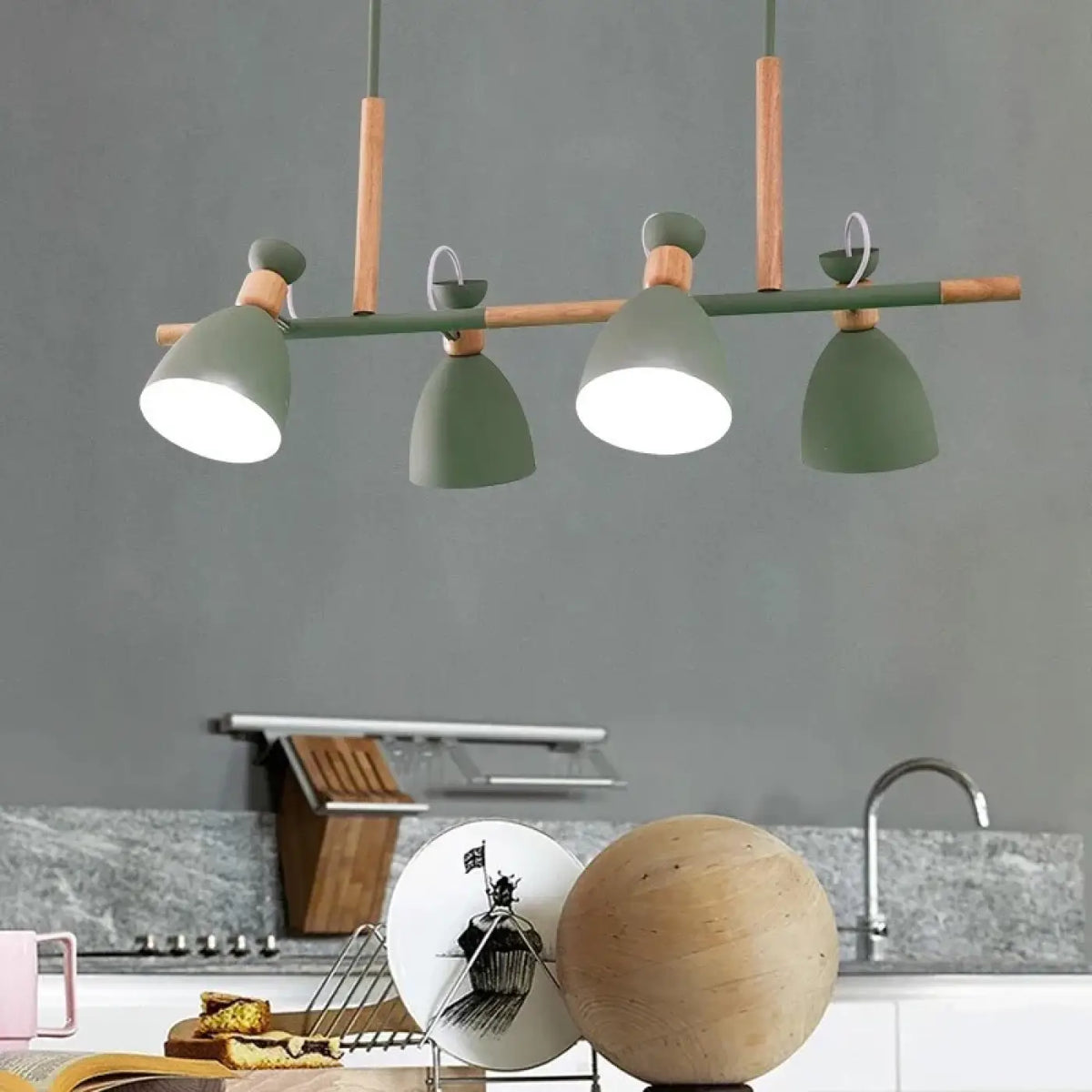 Suspension nordique à abat-jours orientables et bois clair, vert