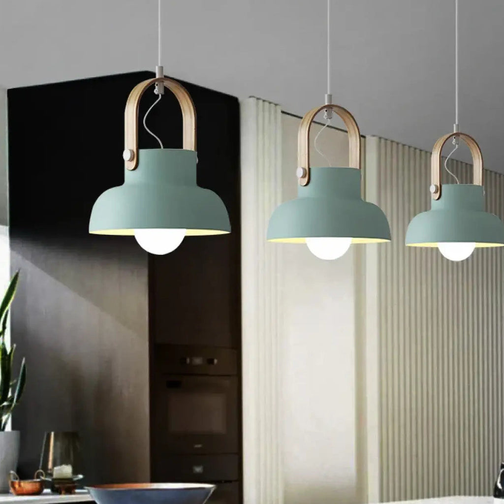 Suspension nordique avec bois, coloris bleu, orange ou gris