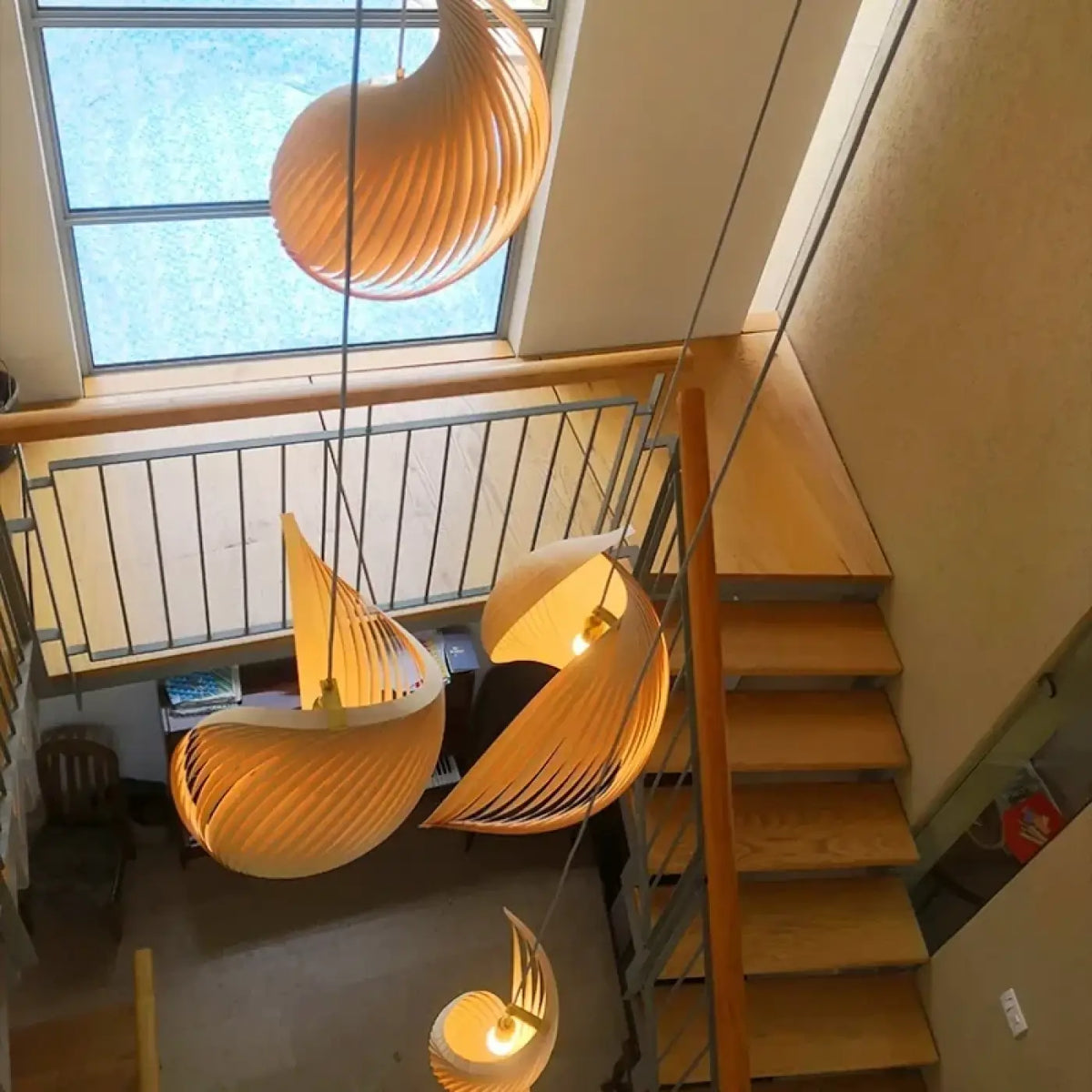 Suspension en bois sculptural organique, blanc ou marron, blanc