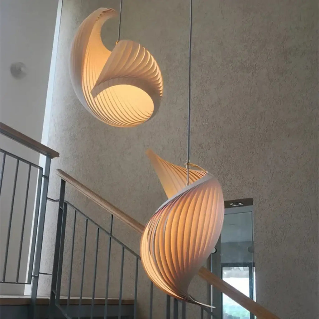 Suspension en bois sculptural organique, blanc ou marron