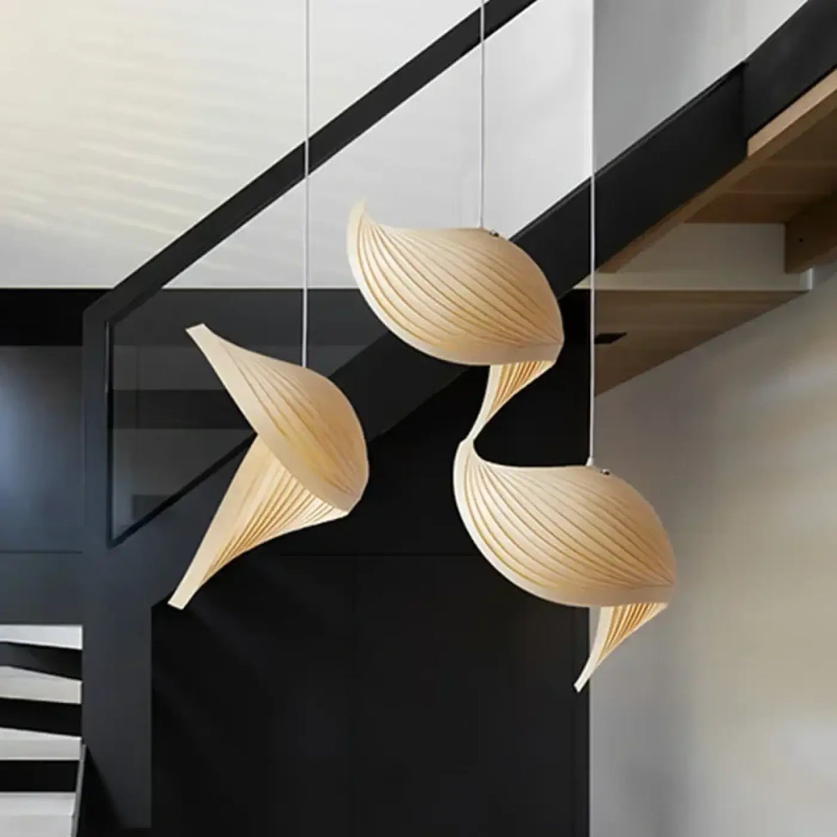 Suspension en bois sculptural organique, blanc ou marron, blanc