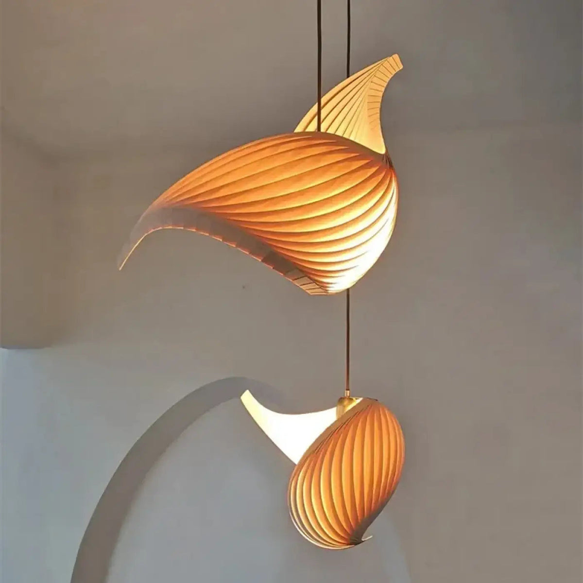 Suspension en bois sculptural organique, blanc ou marron, blanc