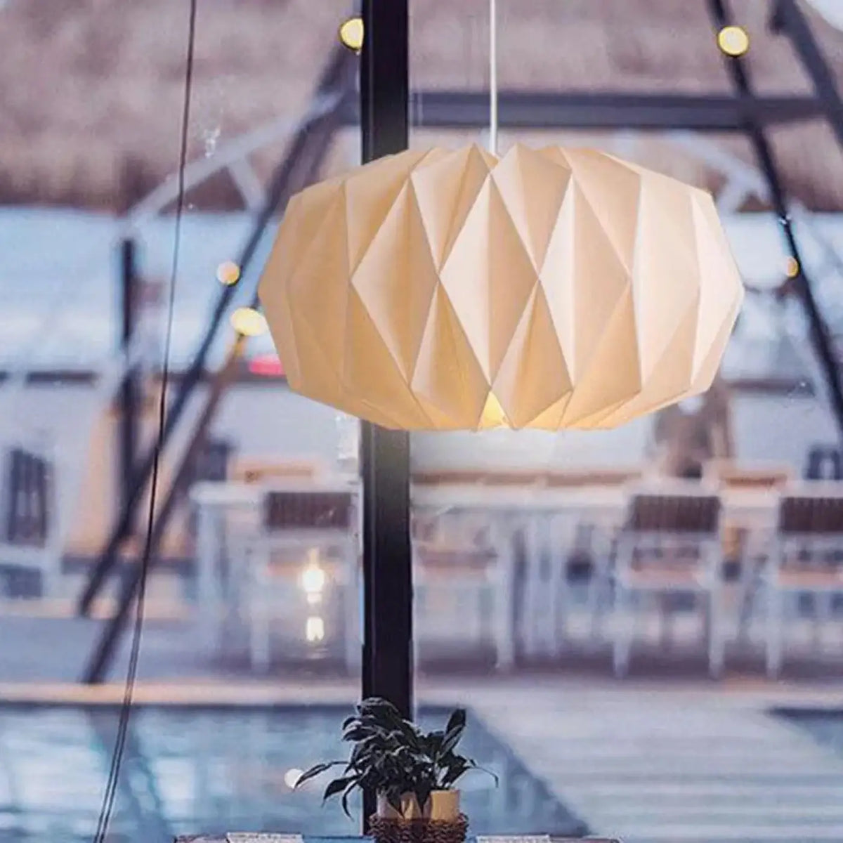 Suspension origami en papier blanc plié, deux modèles