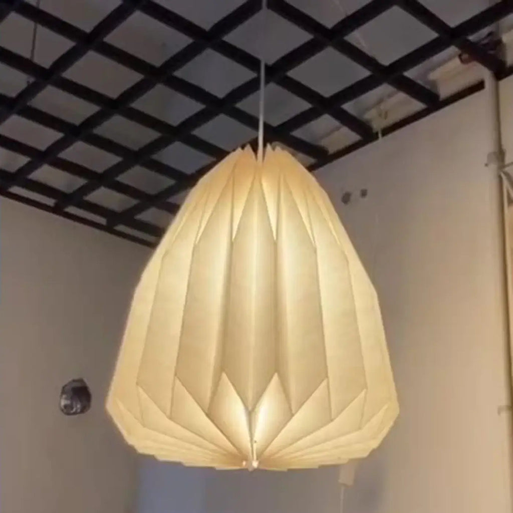 Suspension origami en papier blanc plié, deux modèles