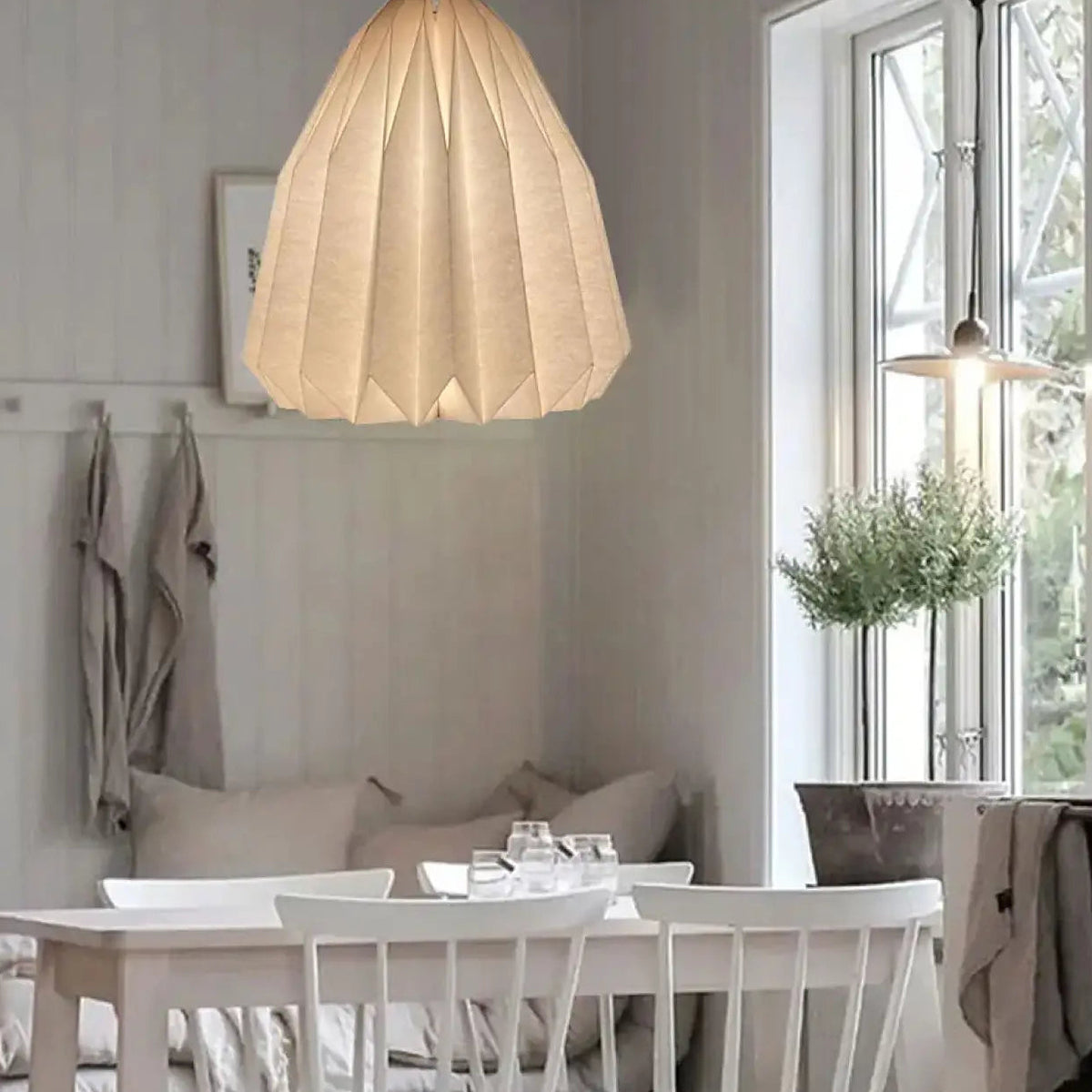 Suspension origami en papier blanc plié, deux modèles