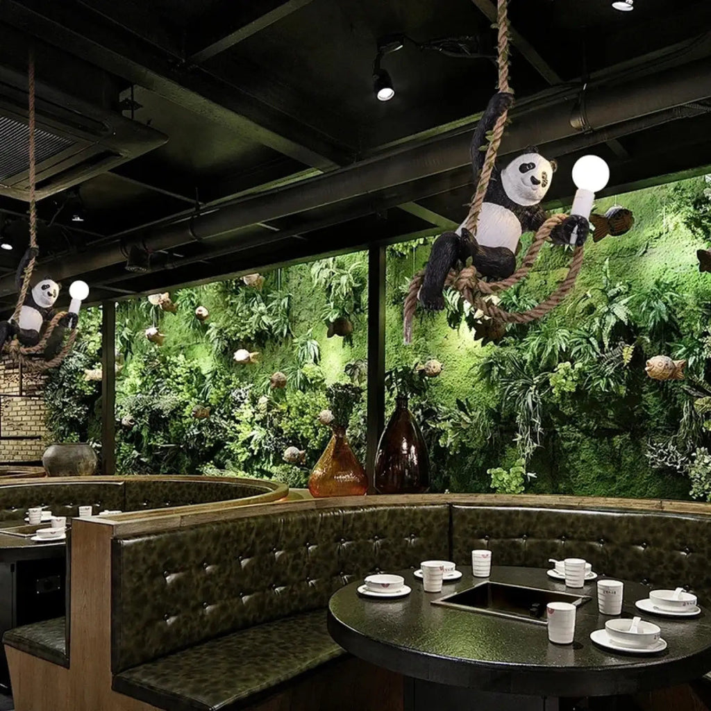 Suspension panda suspendu à une corde, décor végétal
