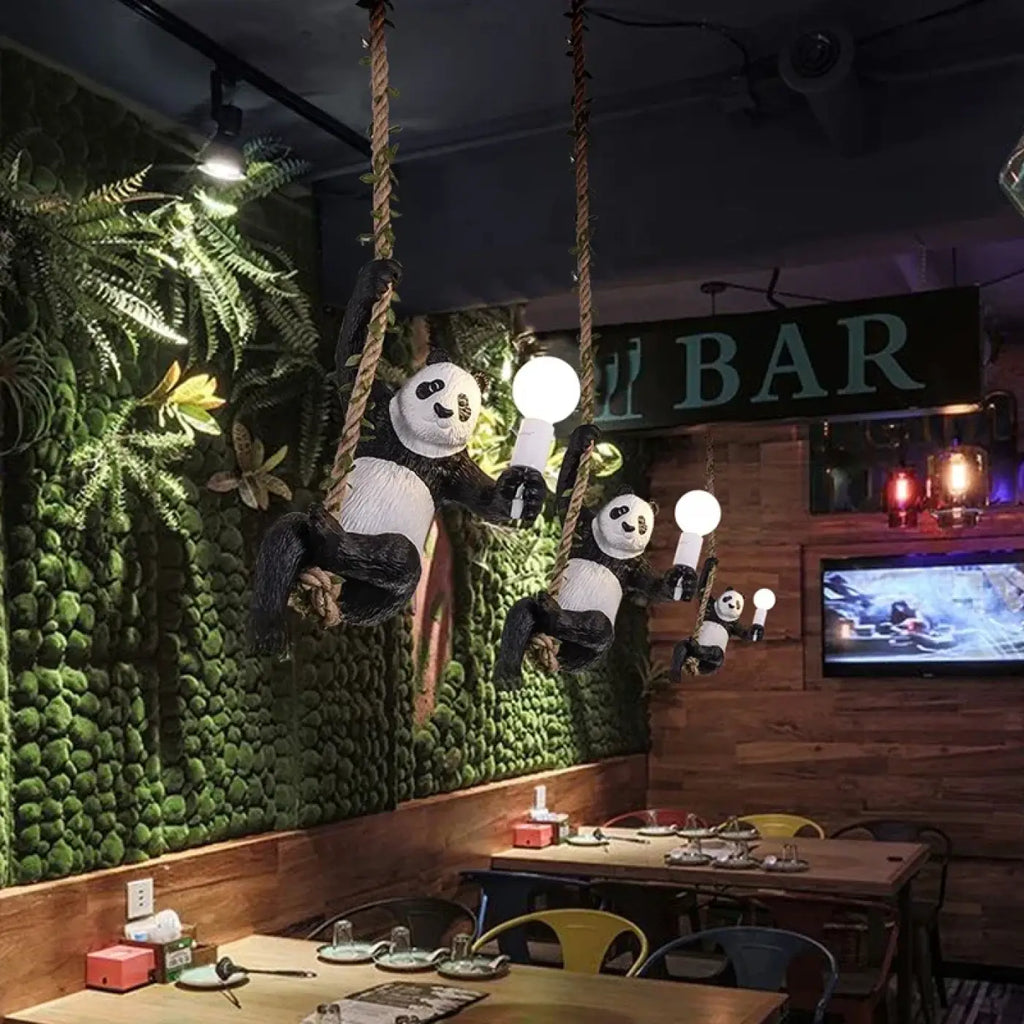 Suspension panda suspendu à une corde, décor végétal