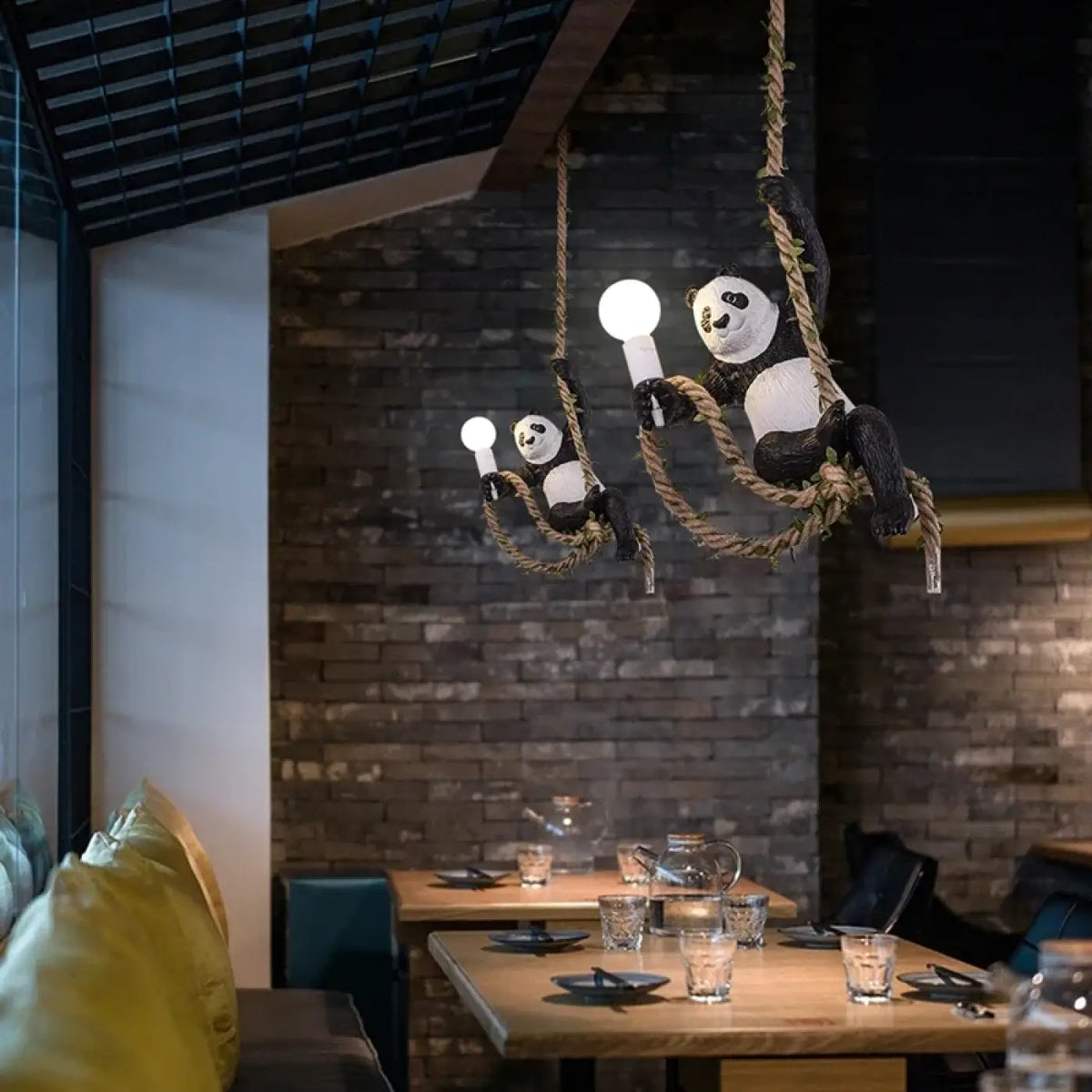 Suspension panda suspendu à une corde, décor végétal