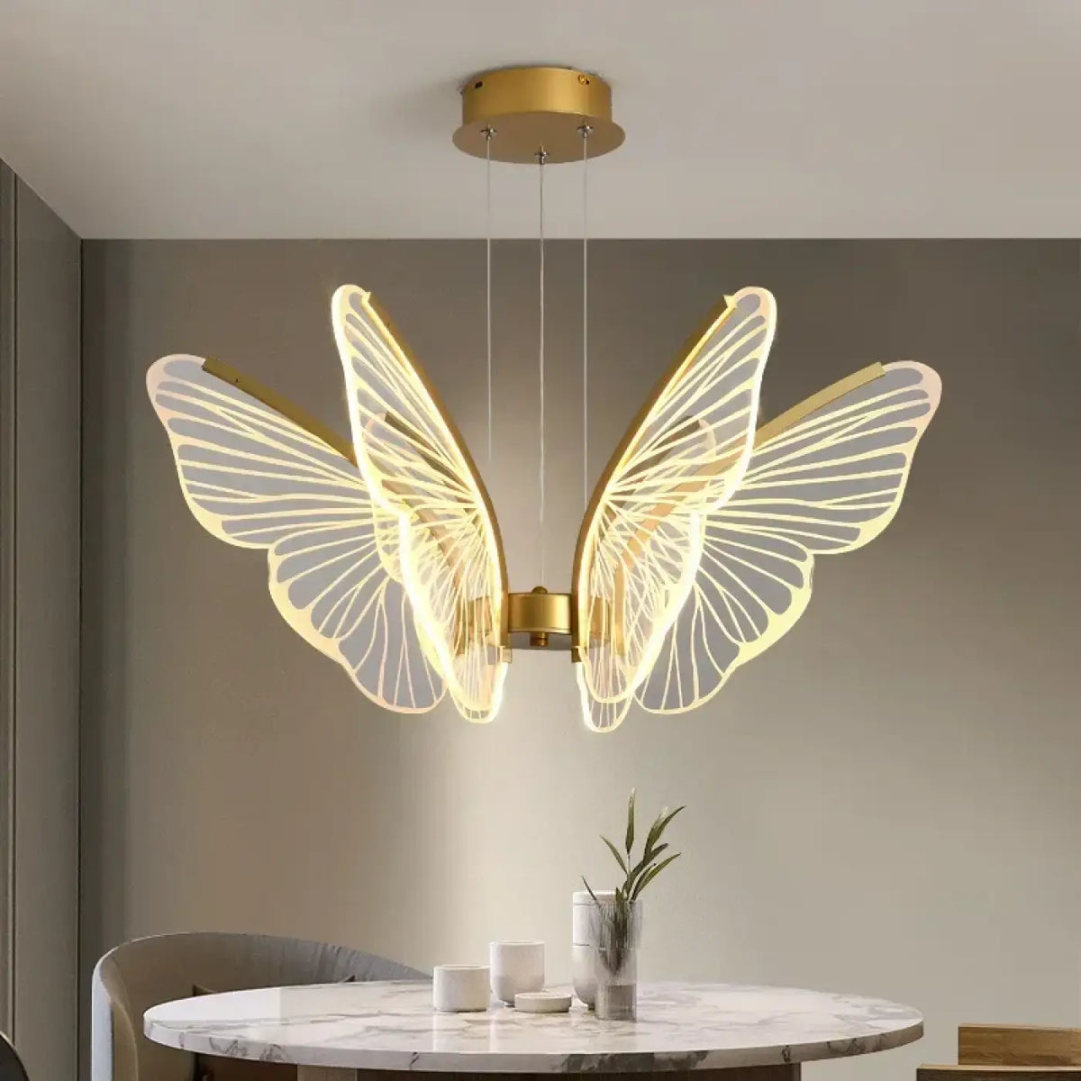 Suspension LED papillon posé sur une structure dorée