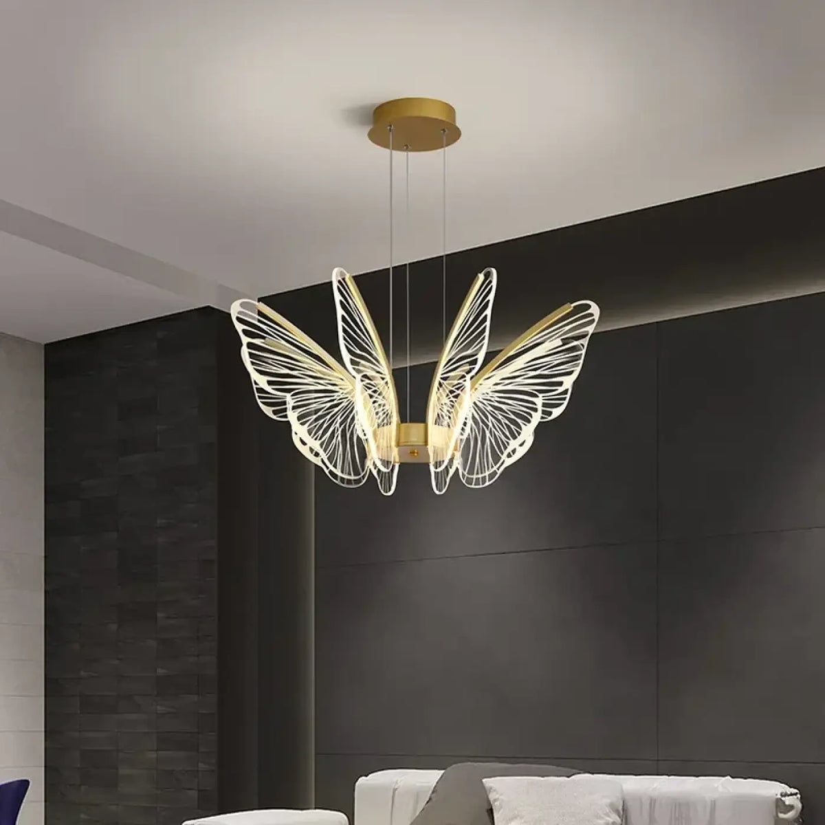 Suspension LED papillon posé sur une structure dorée