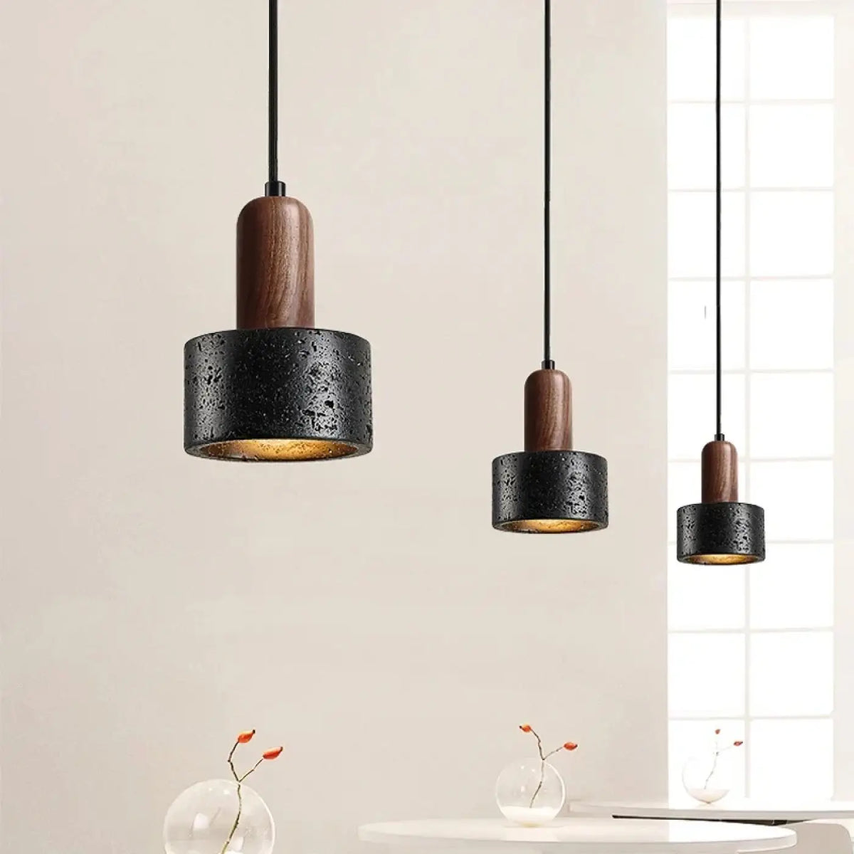 Suspension en pierre noire et bois naturel, style minéral