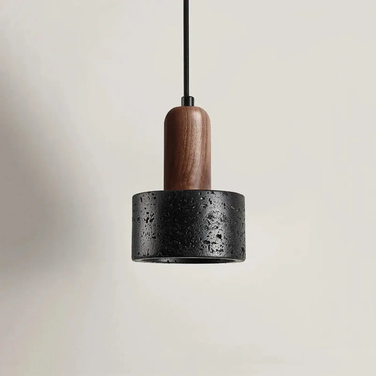 Suspension en pierre noire et bois naturel, style minéral